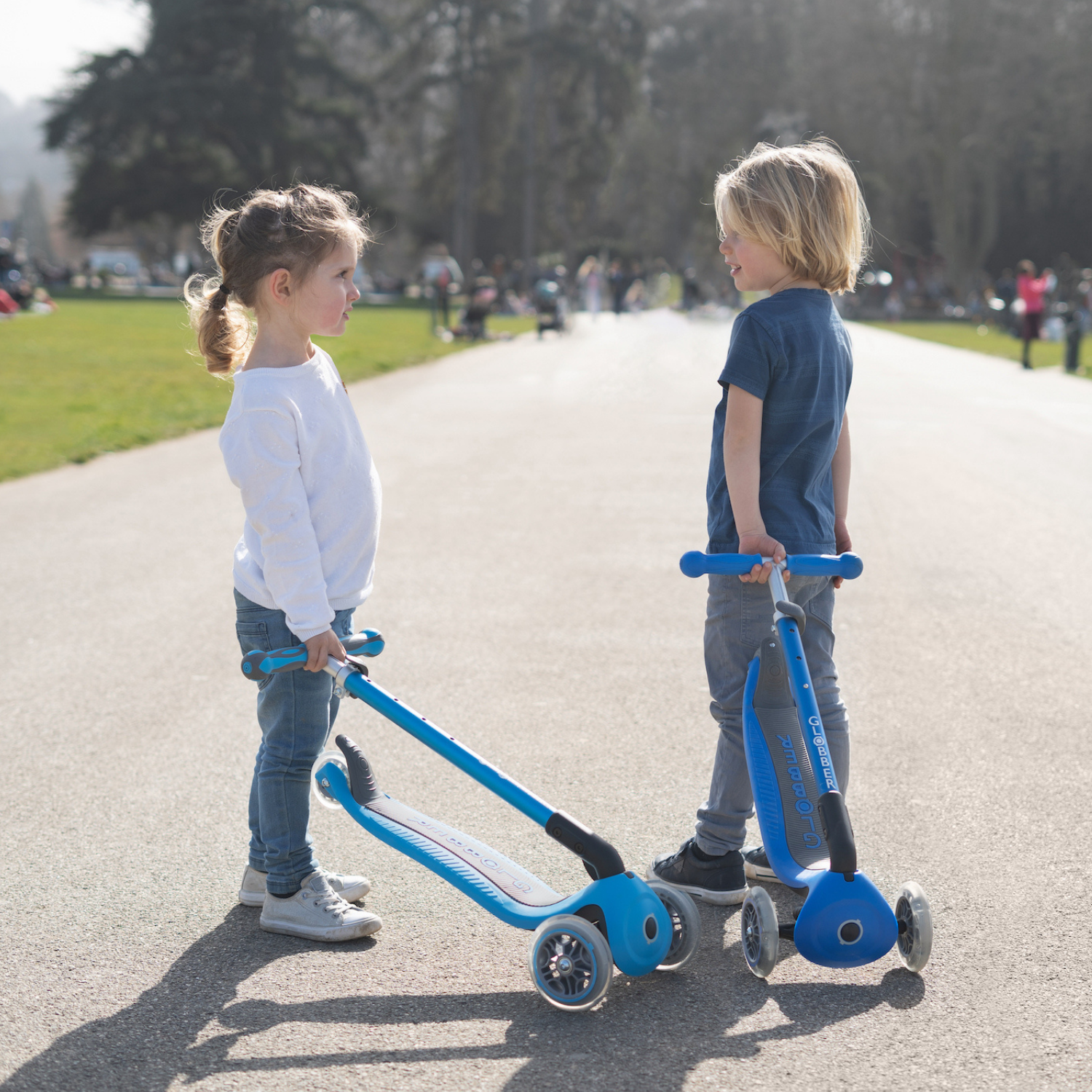 Niños con Scooter Globber Primo Plegable LED