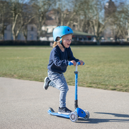 Niño en scooter Globber Primo Plegable LED